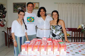 Organizadores da Taça Futsal Aci-e doam leite arrecadado no certame