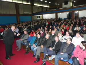 Dado Schneider “segura” plateia durante duas horas