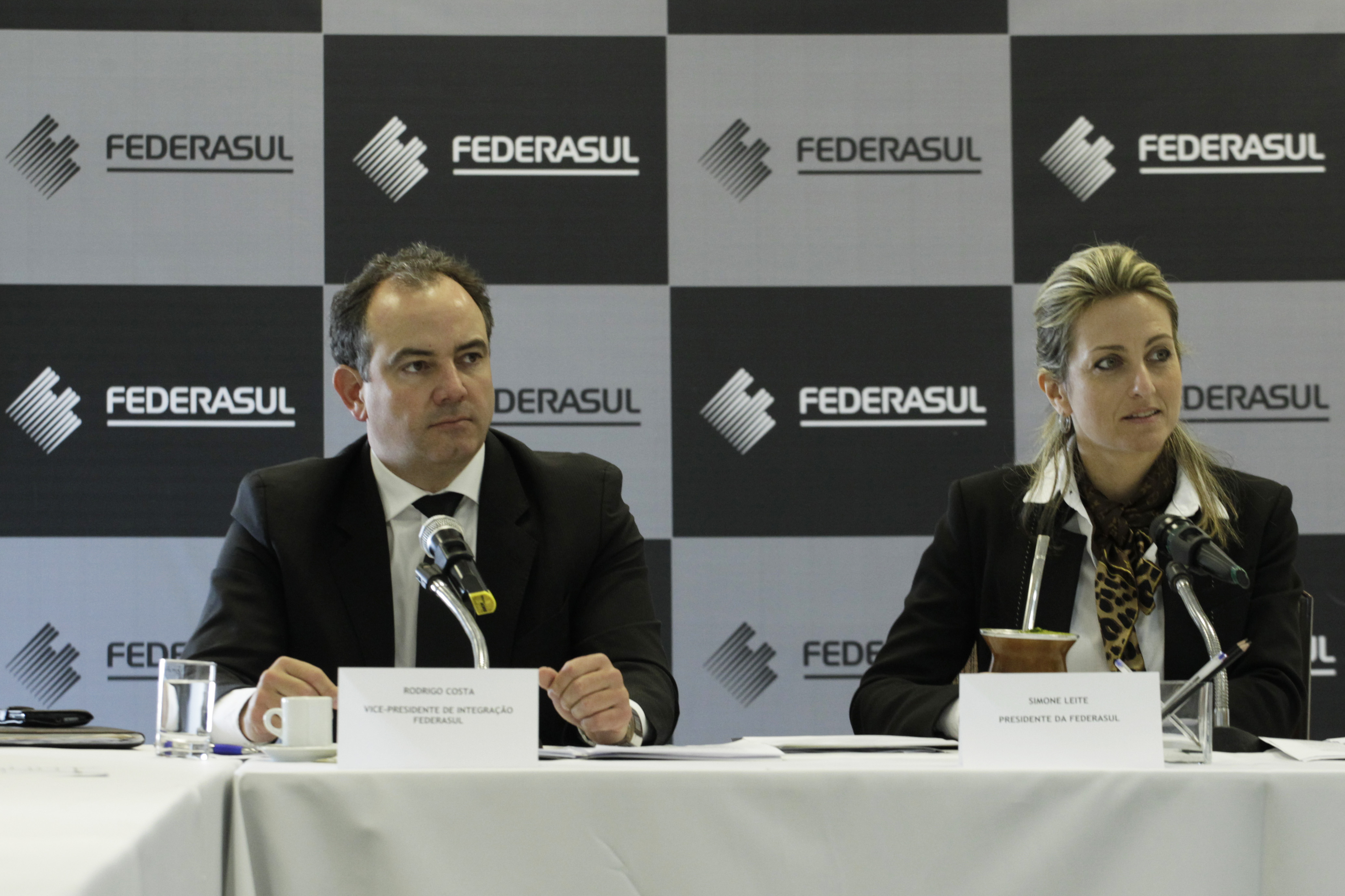 21/09/2016 - Porto Alegre, RS - DIRETORIA DA FEDERASUL- FEDERASUL (FEDERAÇÃO DAS ASSOCIAÇÕES COMERCIAIS E SERV RS). A Presidente Simone Leite, acompanhada do vice-presidente de Integraão Rodrigo Costa, durante reunião de diretoria da FEDERASUL. Foto: Itamar Aguiar/Agencia Freelancer/Divulgação.