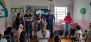 Associação de Jovens Empreendedores entrega material escolar arrecadado em evento