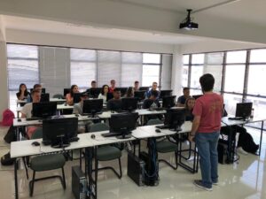 Alunos do Programa Jovem Aprendiz da ACI-E participam de aula presencial