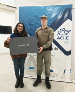 ACI-E entrega 60 antenas de internet doadas pela Starlink à região