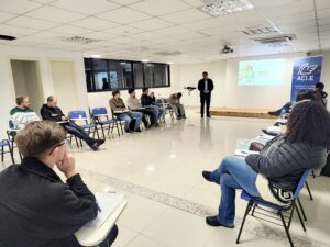 Treinamento da ACI-E incentiva mudança de hábitos para uma vida financeira equilibrada